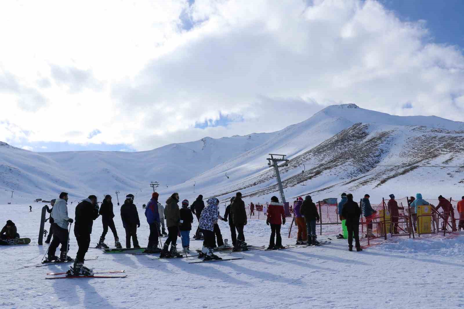 Abalı Kayak Merkezi kayakseverlerin akınına uğradı