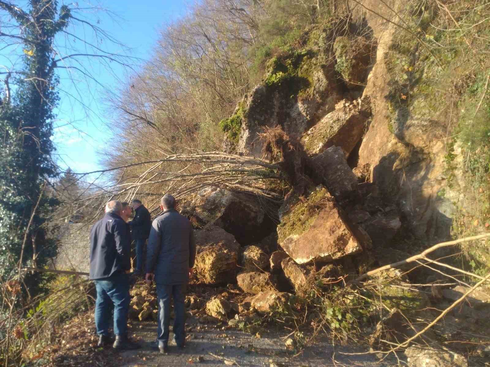 Toprak kayması sonucu düşen kayalar yolu ulaşıma kapattı
