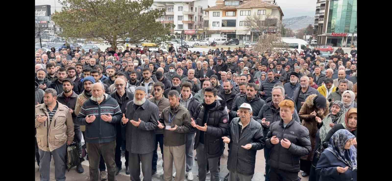 Umreciler dualarla uğurlandı
