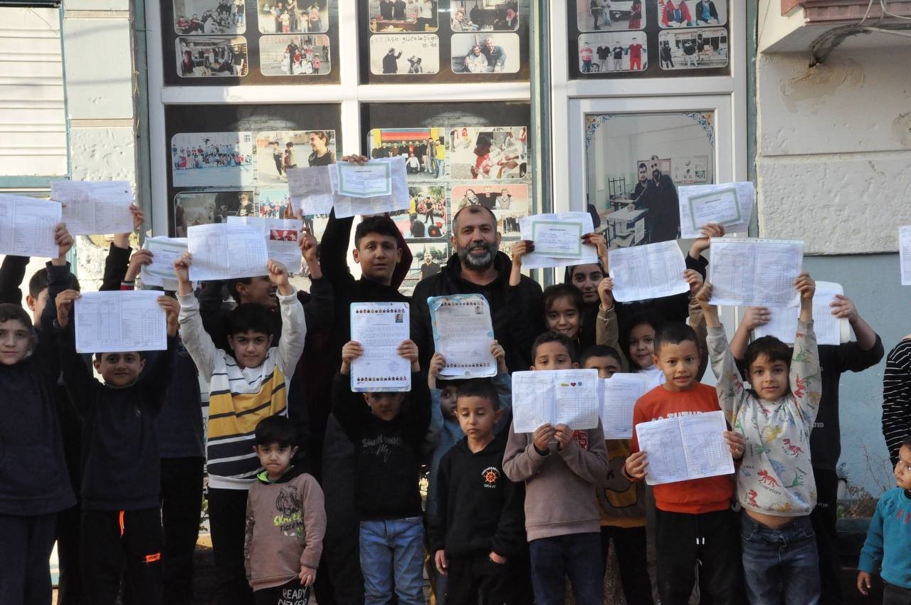 Muhtar amcadan çocuklara karne hediyesi