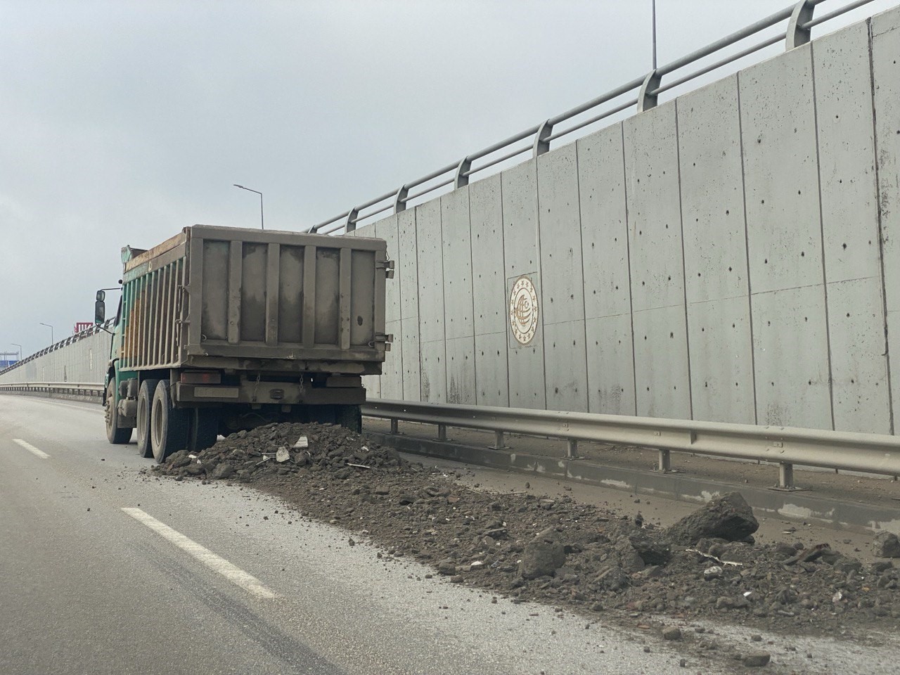 Kapak açılınca moloz karayoluna döküldü