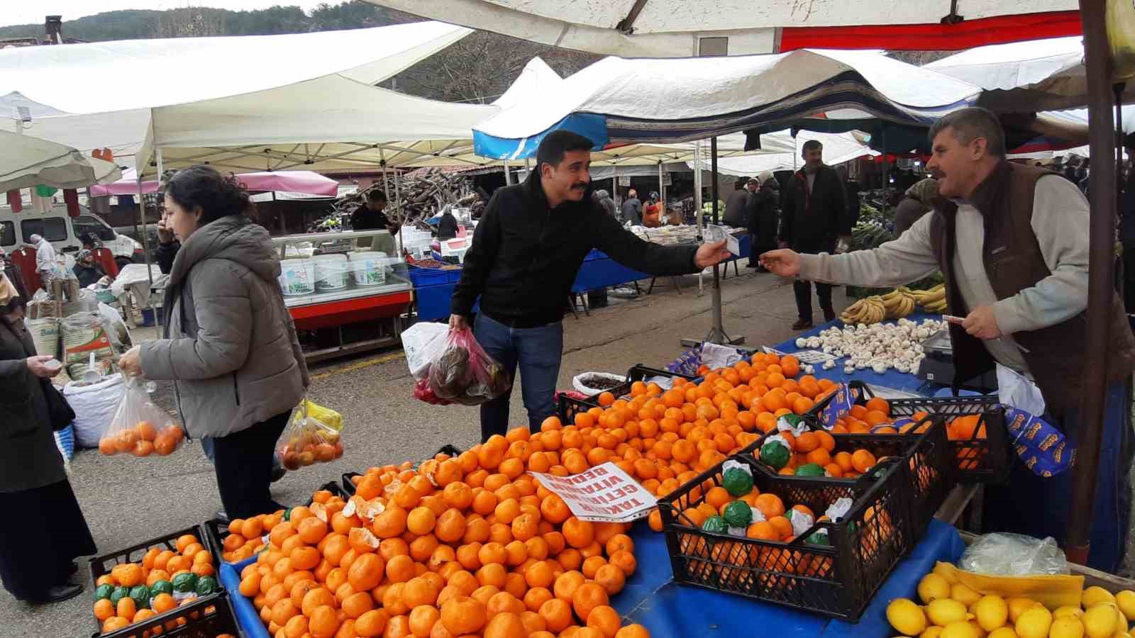 Bu tezgahta takdir belgesi getirene vitamin bedava
