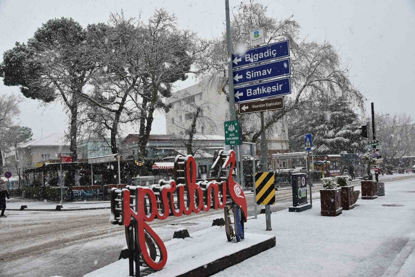 Sındırgı&rsquo;da kar yağışı
