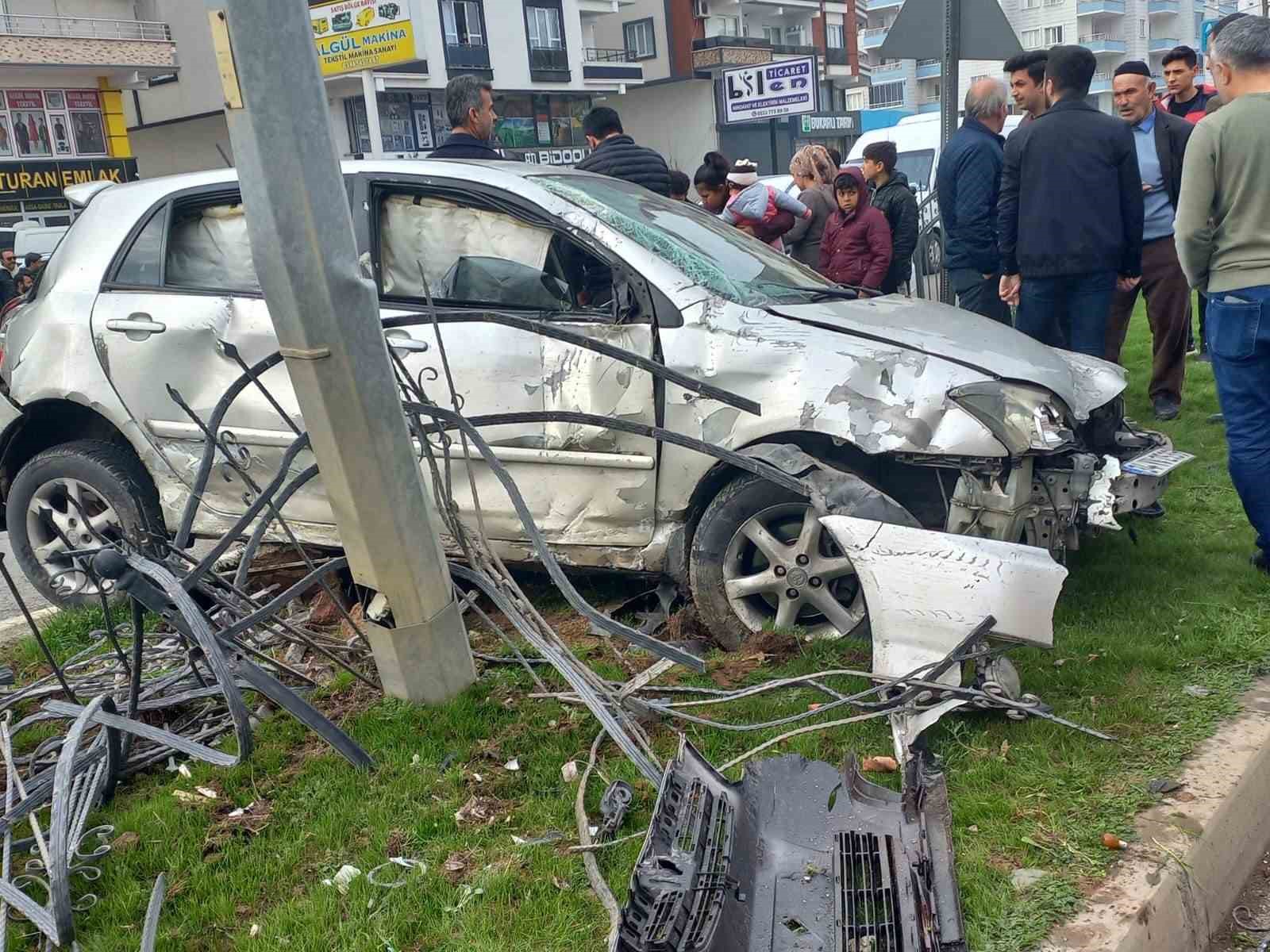 Batman’da kontrolden çıkan otomobil bariyeri aşıp direğe çarparak durdu: 1 yaralı