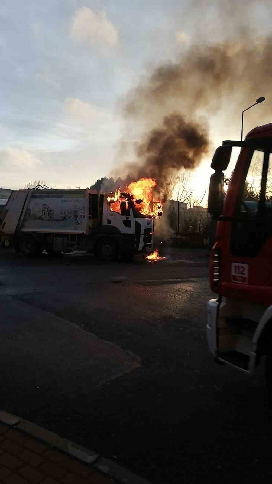 &Ccedil;orlu&rsquo;da &ccedil;&ouml;p kamyonu cayır cayır yandı

