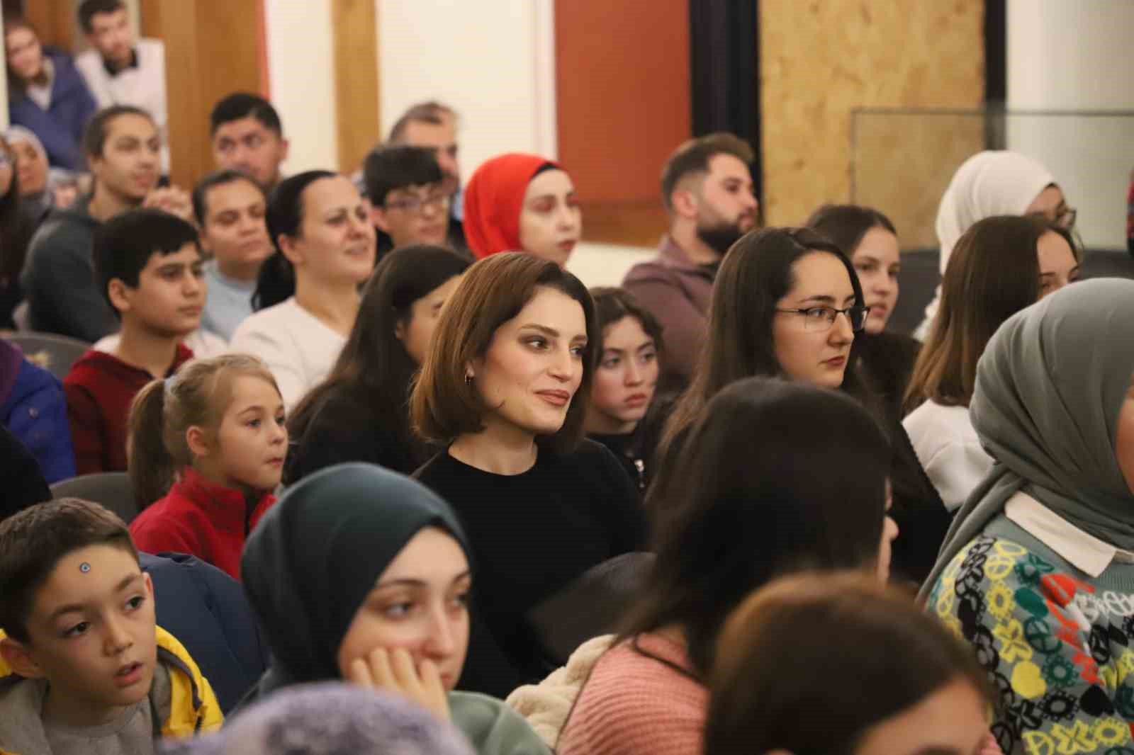 Turgutlu Belediyesi Atatürk Kültür Merkezi üniversite tiyatro grubu doğaçlama güldürdü
