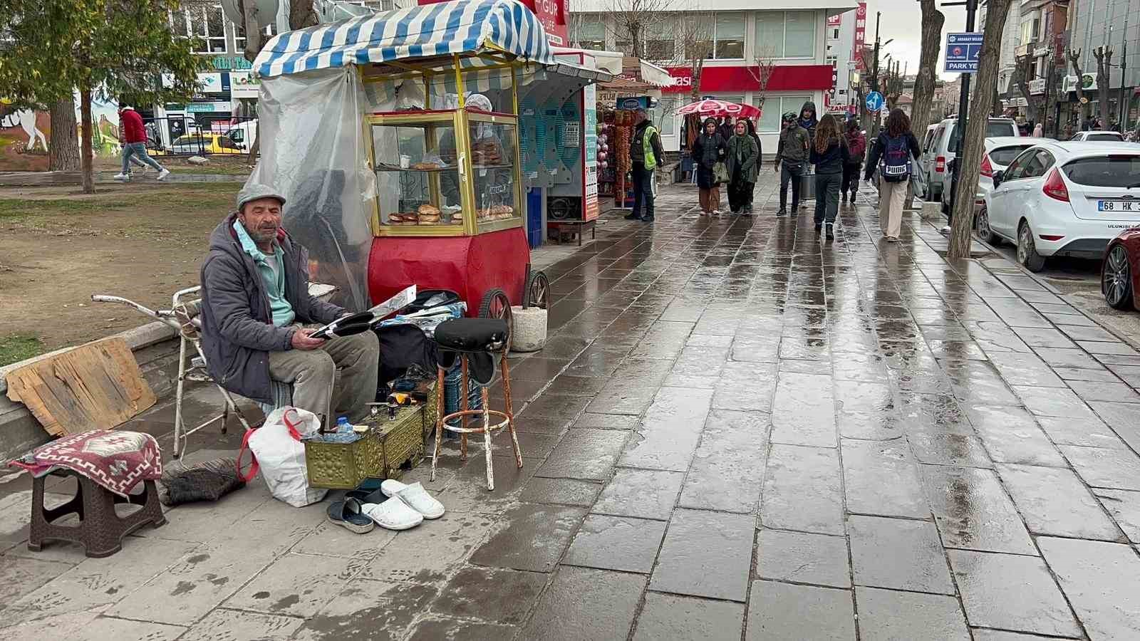 Ayakkabı boyayarak ev sahibi olup &ccedil;ocuklarını okuttu
