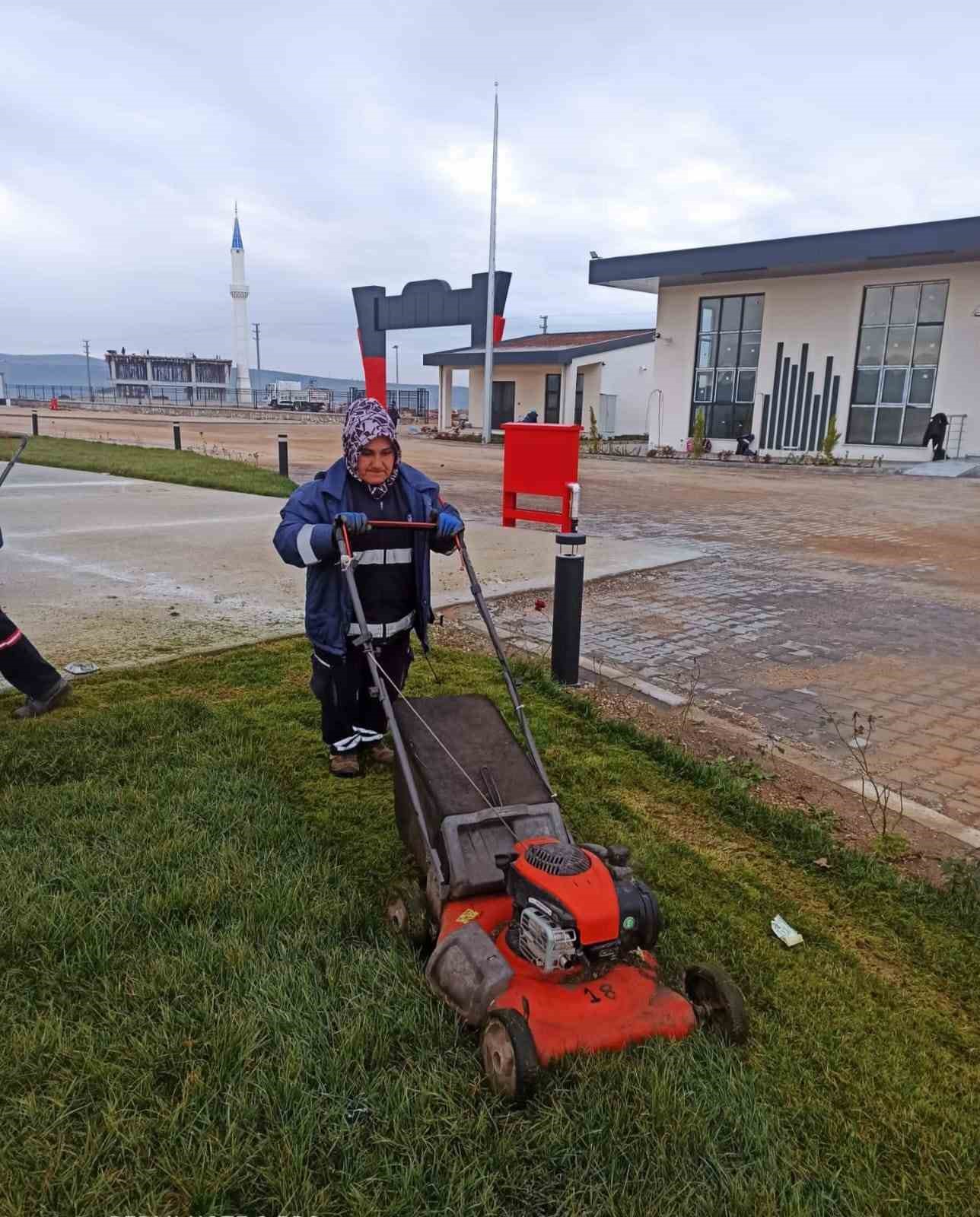 Karesi belediyesi t&uuml;m birimleriyle sahada
