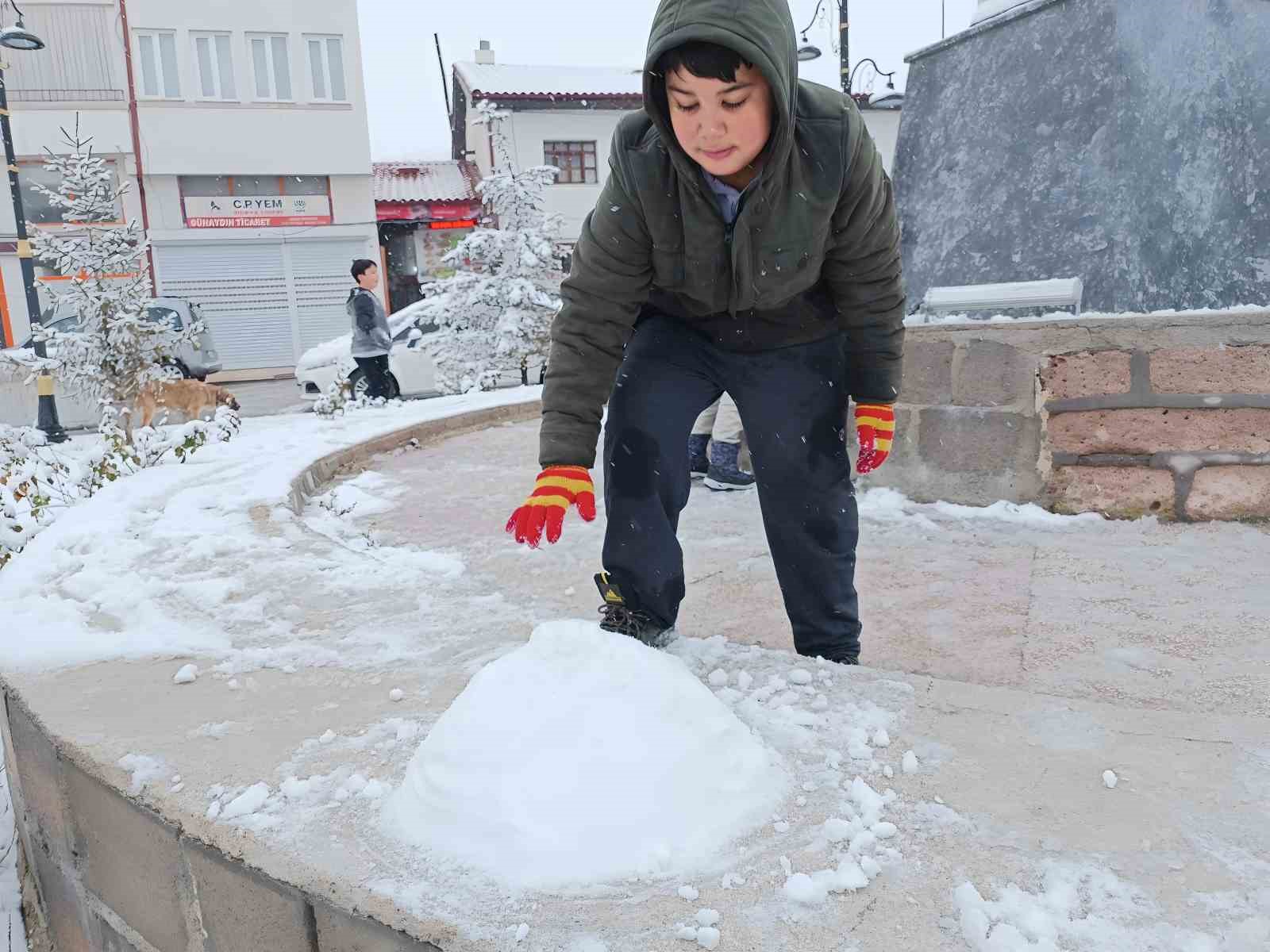 Seyitgazi’de kar yağışı sevinçle karşılandı