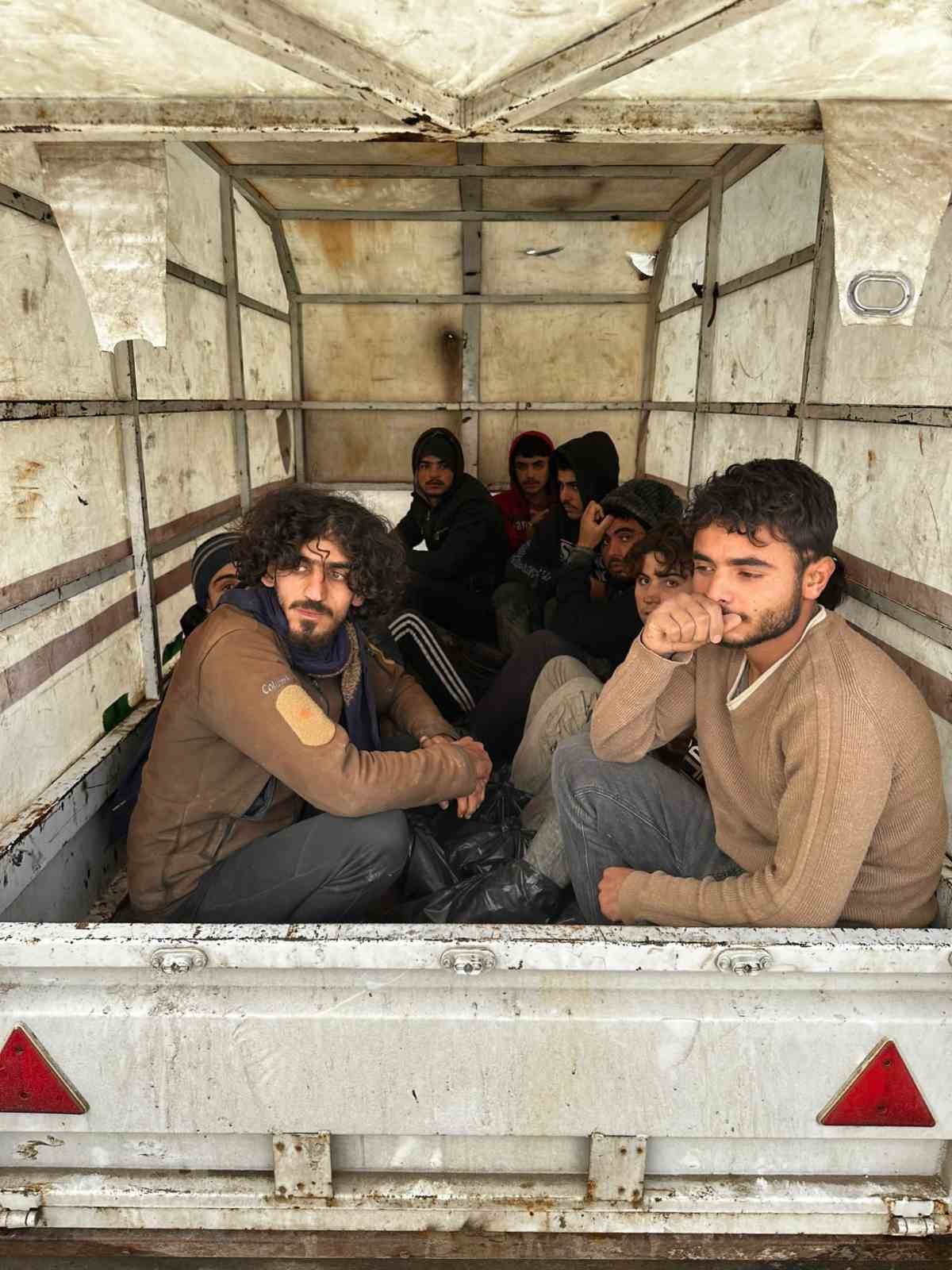 Minibüse ve arkasındaki römorka tıka basa doldurulan 53 kaçak göçmen yakalandı 
