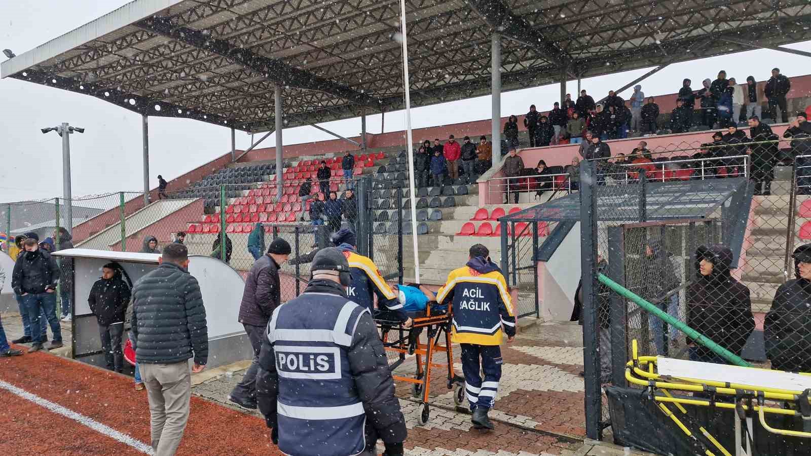Kafa topuna çıkan amatör futbolcu boynunun üzerine düşerek yaralandı