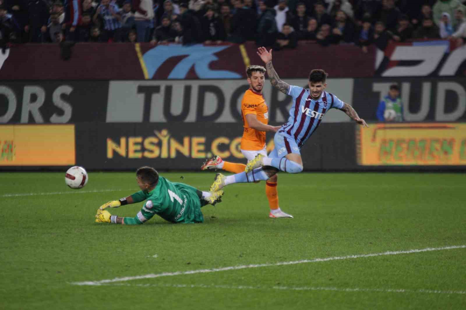 Trendyol Süper Lig: Trabzonspor: 0 - Galatasaray: 1 (İlk yarı)