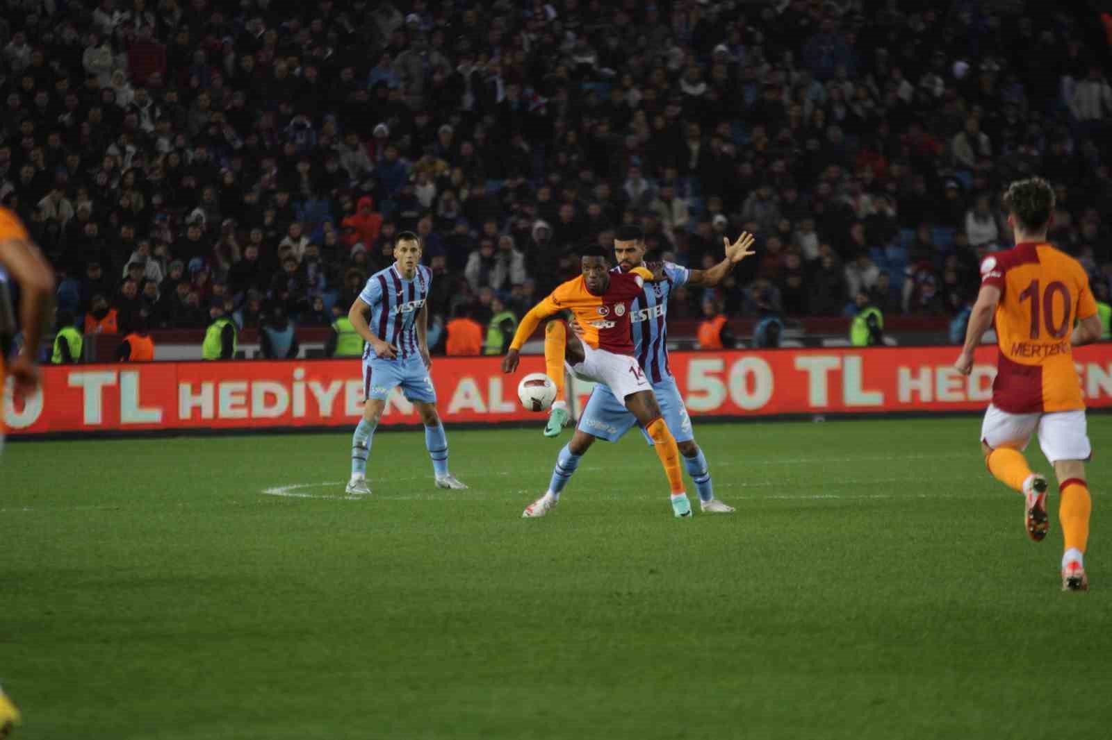 Trendyol Süper Lig: Trabzonspor: 0 - Galatasaray: 1 (İlk yarı)
