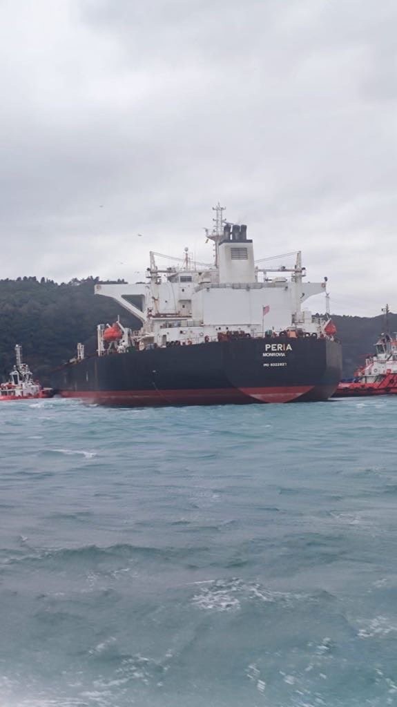 İstanbul Boğazı’nda arızalanan yakıt tankeri kurtarıldı 