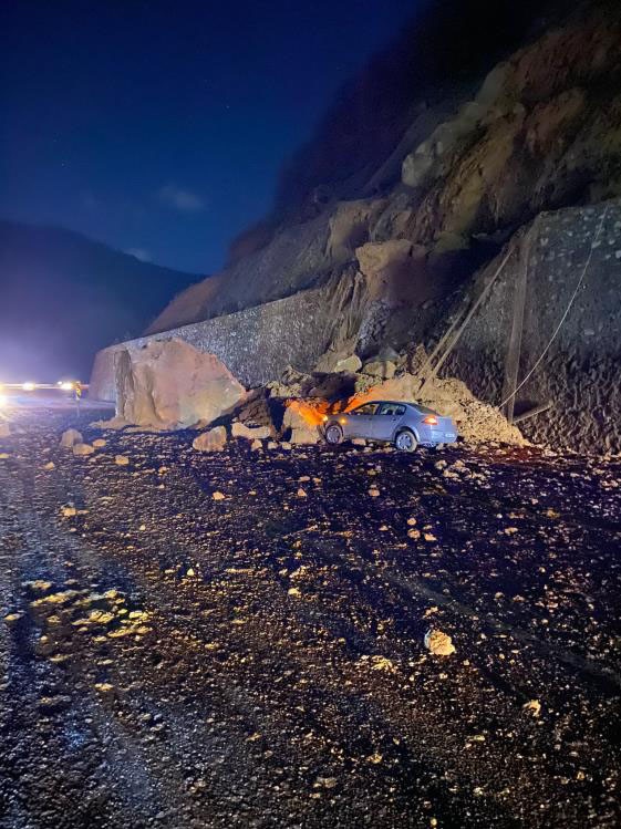 Zonguldak’ta karayolunda heyelan: Araçta hasar meydana geldi 