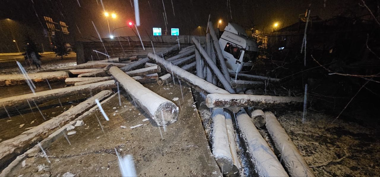 Tokat’ta tomruk yüklü tır devrildi, çevre yolu ulaşıma kapandı