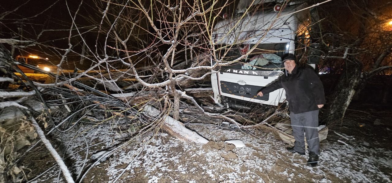 Tokat’ta tomruk yüklü tır devrildi, çevre yolu ulaşıma kapandı
