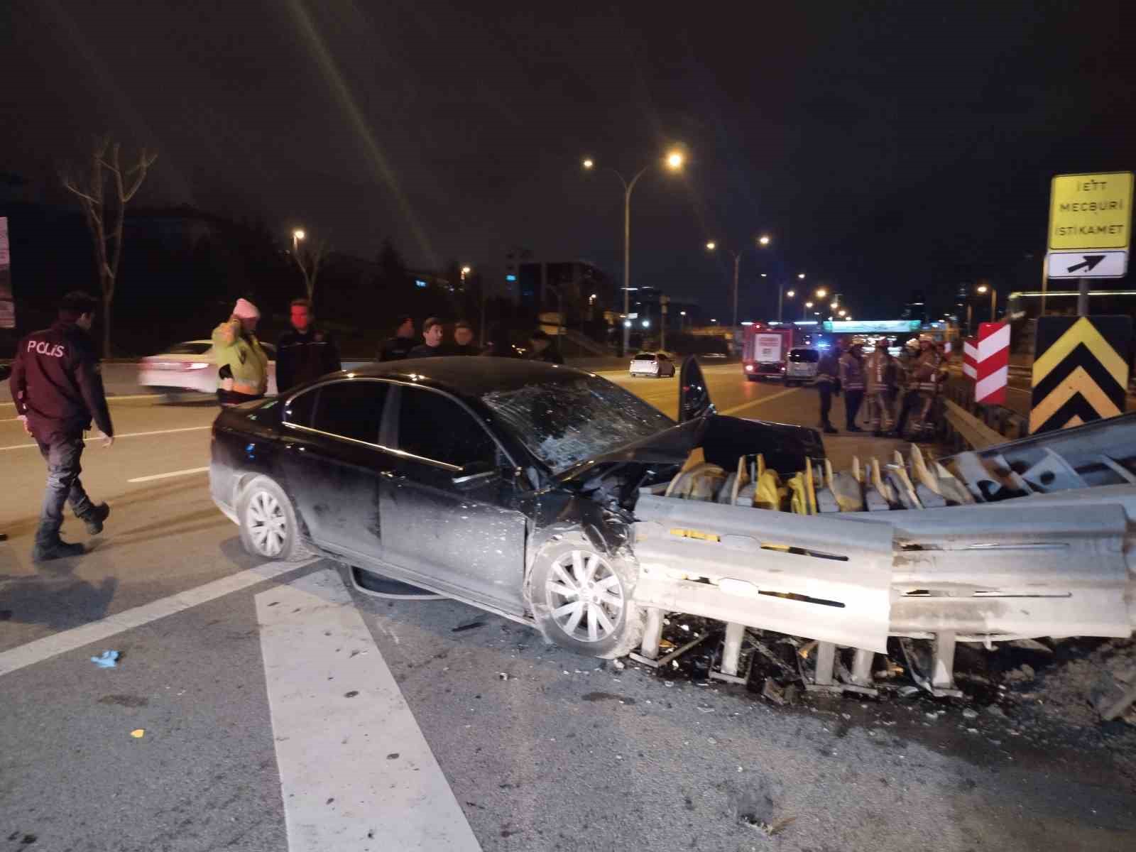 Kadıköy’de kontrolden çıkan otomobil bariyere çarptı: 3 yaralı