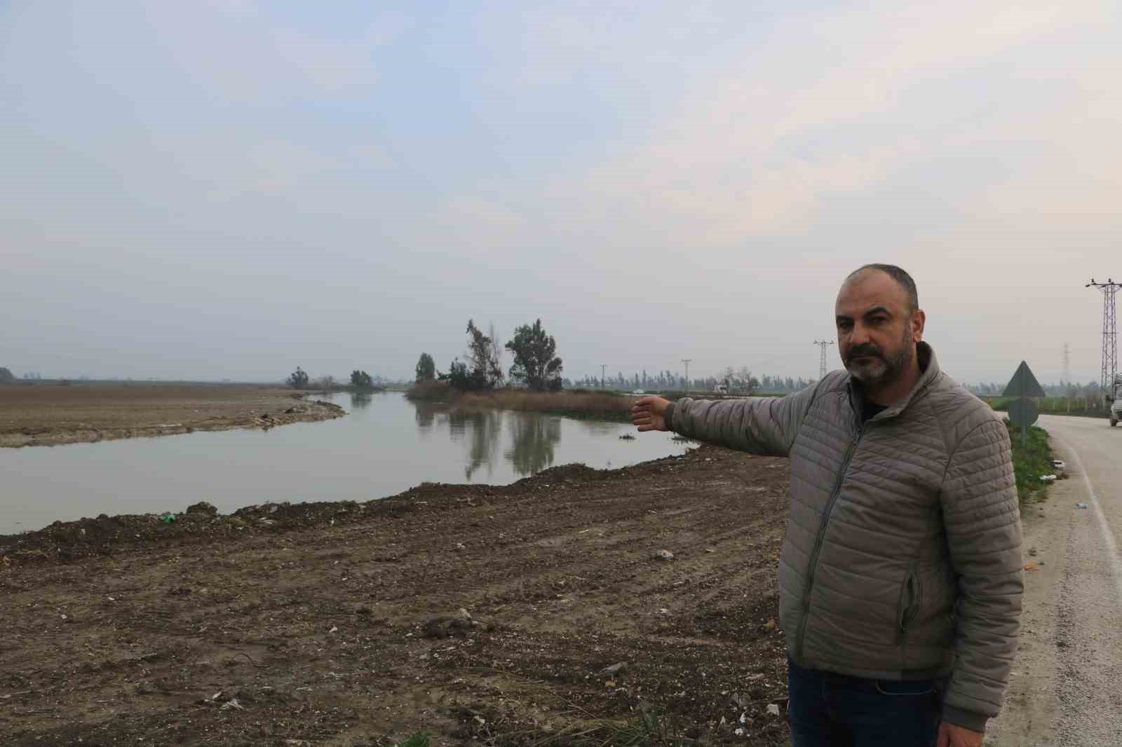 Kuvvetli yağışların etkisini yitirmesiyle göle dönen Amik Ovası’nda sular çekilmeye başladı
