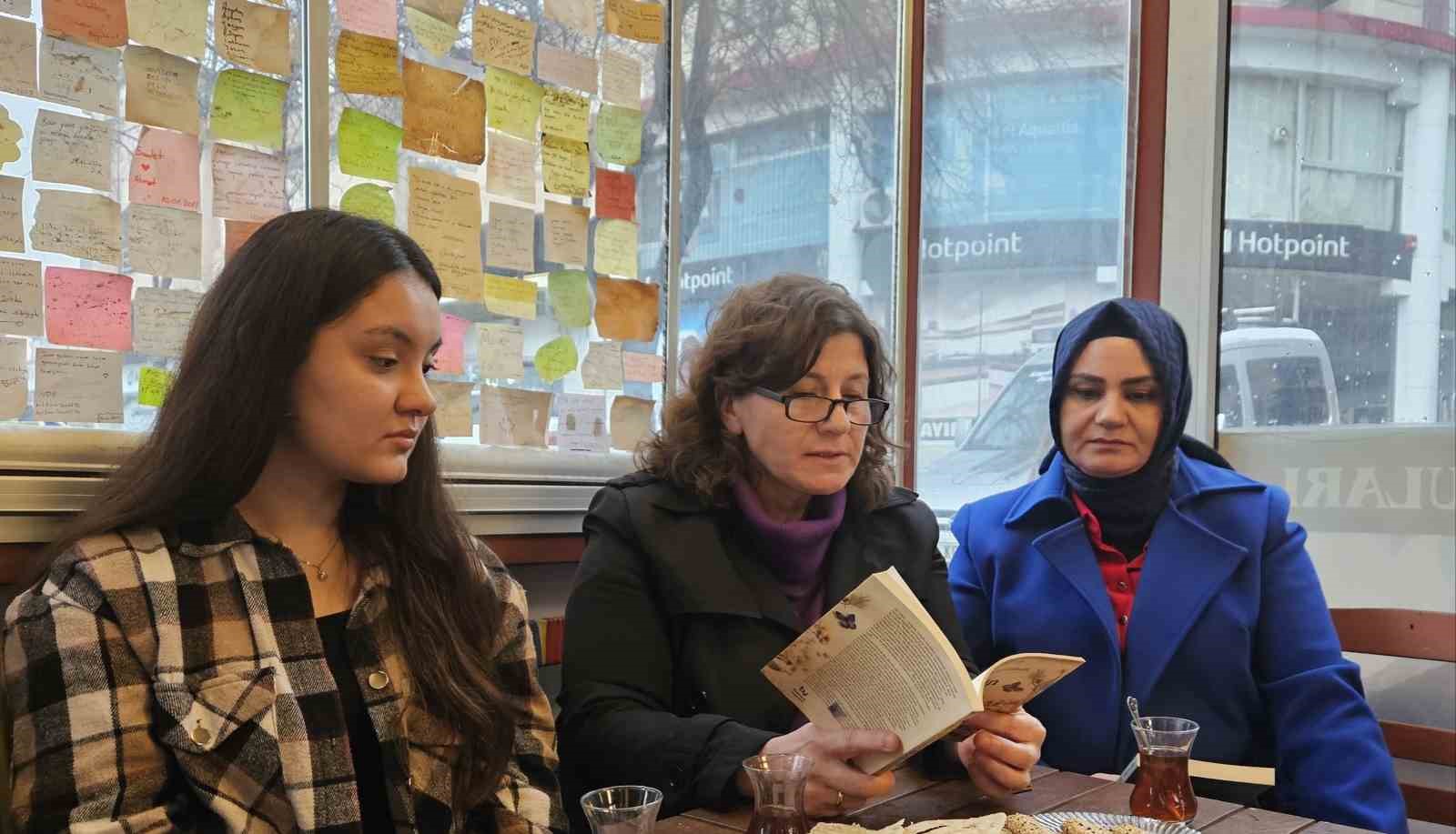 Depremin yaralarını şiirle sarıyorlar
