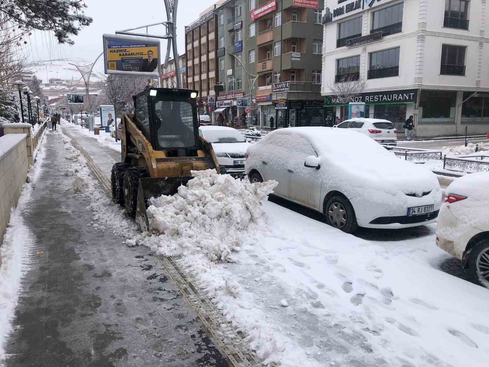 Bayburt Belediyesinin yoğun kar mesaisi devam ediyor
