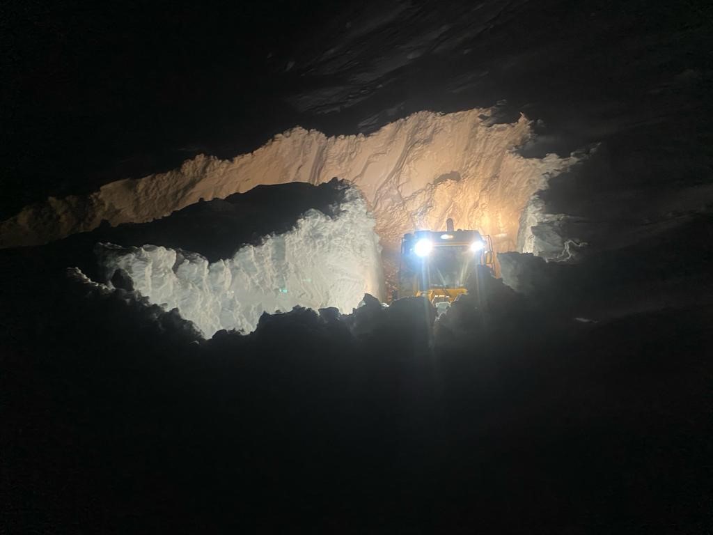 Yüksekova’da 7 metreyi geçen kar tünelleri