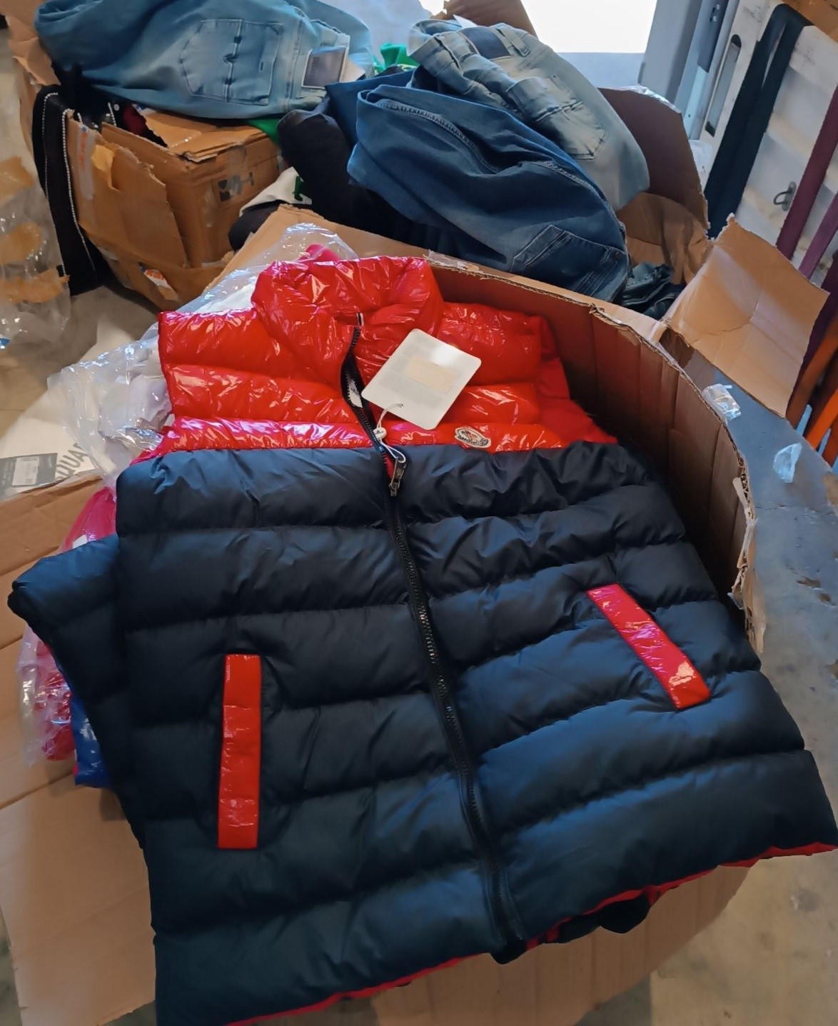 90 koli dolusu markalı tekstil &uuml;r&uuml;nleri g&uuml;mr&uuml;kte yakalandı
