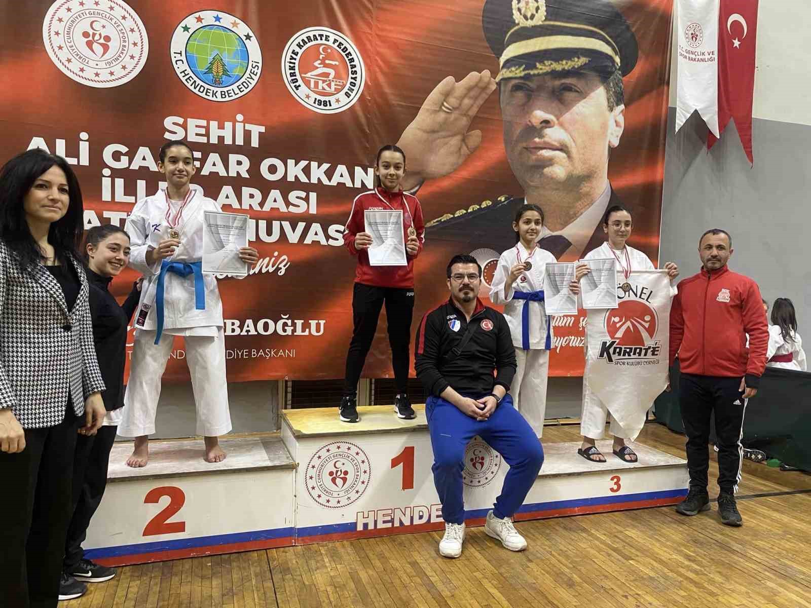 Karate Turnuvasında 9 madalya ile döndüler
