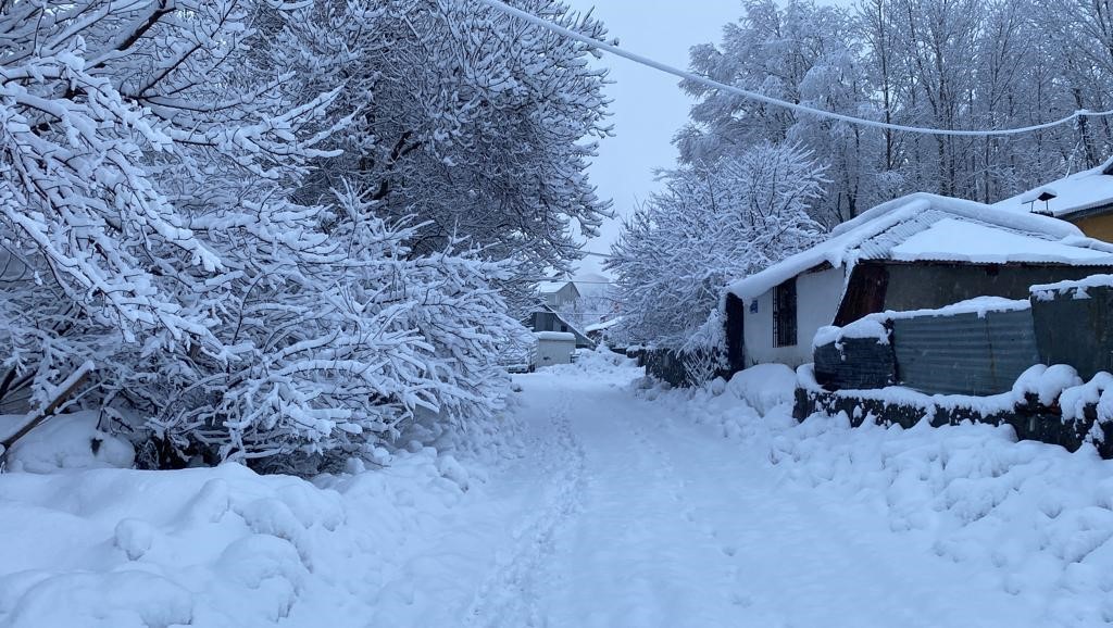 Karlıova&rsquo;da kar &ccedil;ilesi devam ediyor
