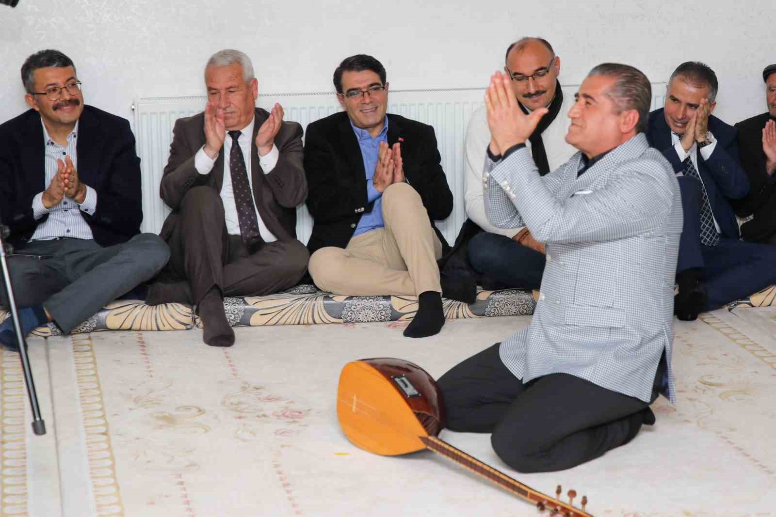 Vali &Ccedil;elik, Bağışlı k&ouml;y&uuml;nde şehit ailesini ziyaret etti
