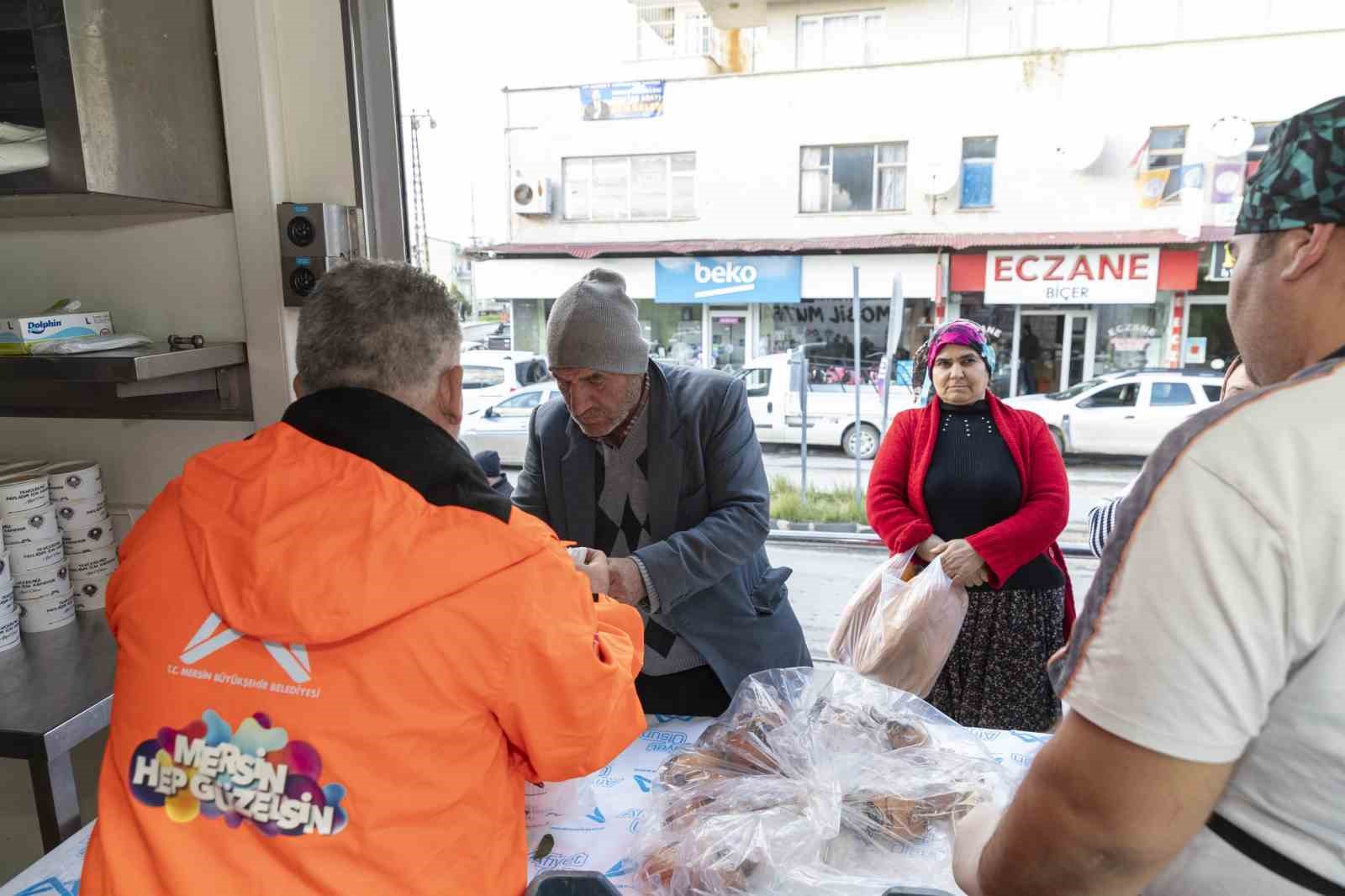 ’Mobil Mutfak Tırı’ ve ’Mahalle Mutfakları’ 48 noktada 3 çeşit yemek hizmeti sunuyor
