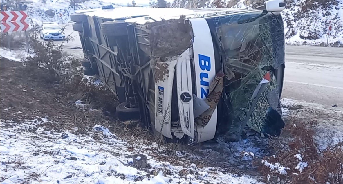 K&uuml;tahya&rsquo;da yolcu otob&uuml;s&uuml; devrildi: 18 yaralı
