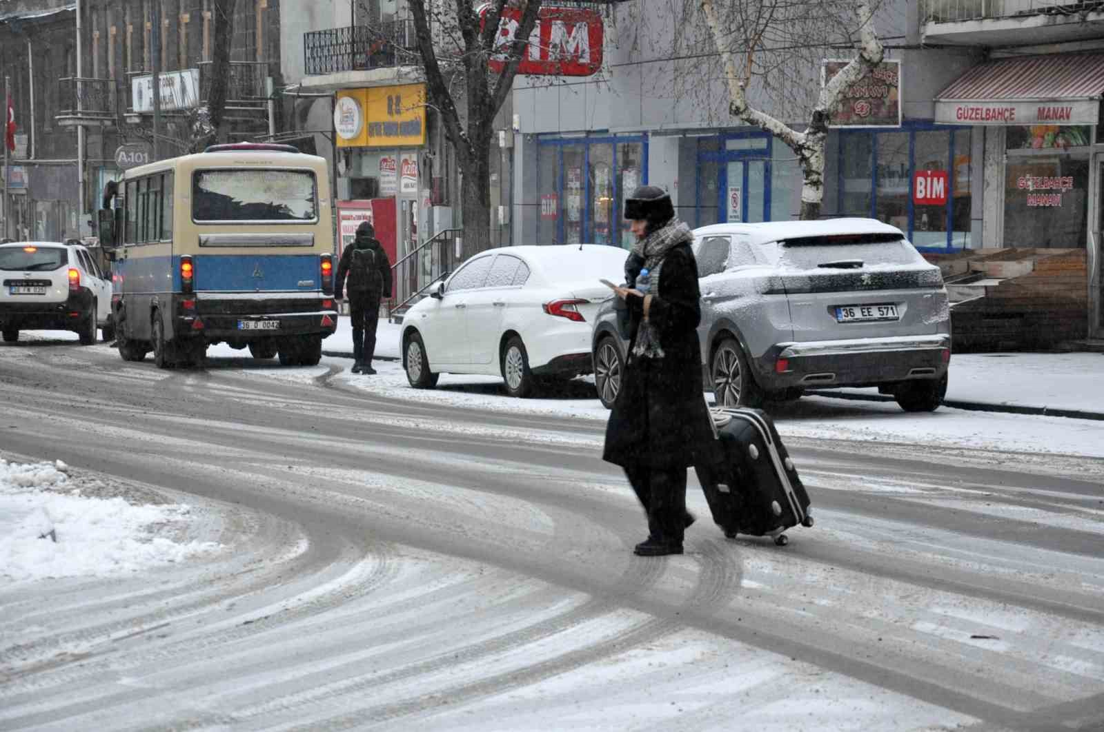 Kars’ta kar yağışı hayatı olumsuz etkiledi