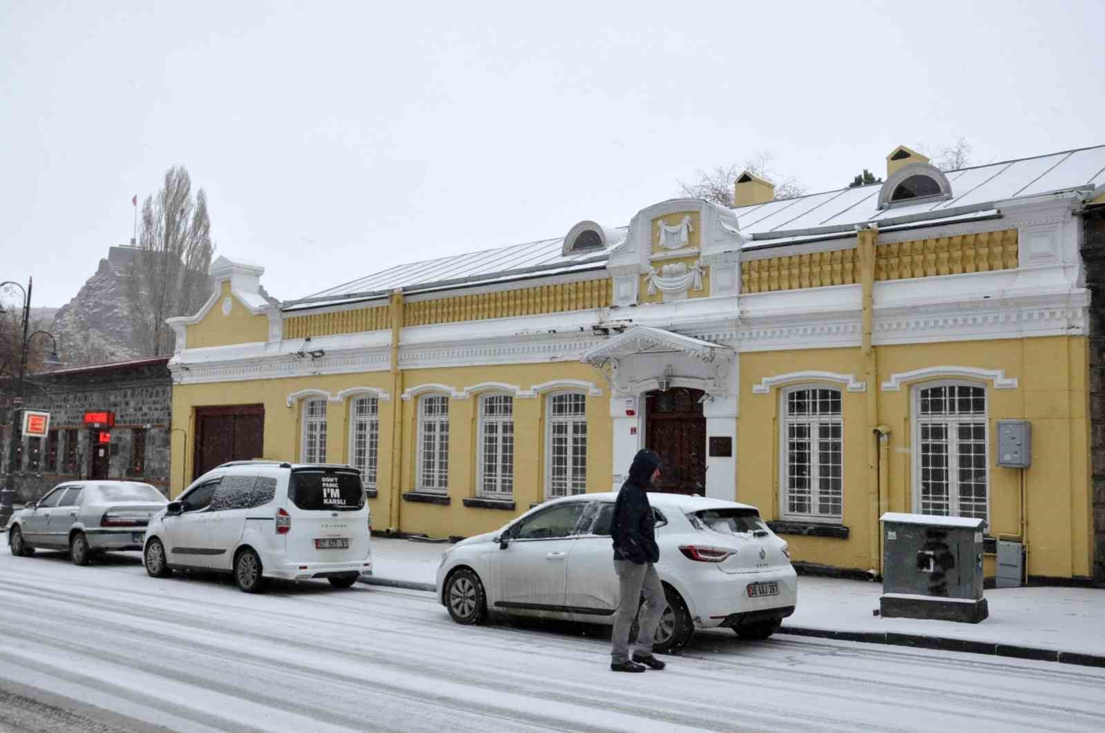 Kars’ta kar yağışı hayatı olumsuz etkiledi