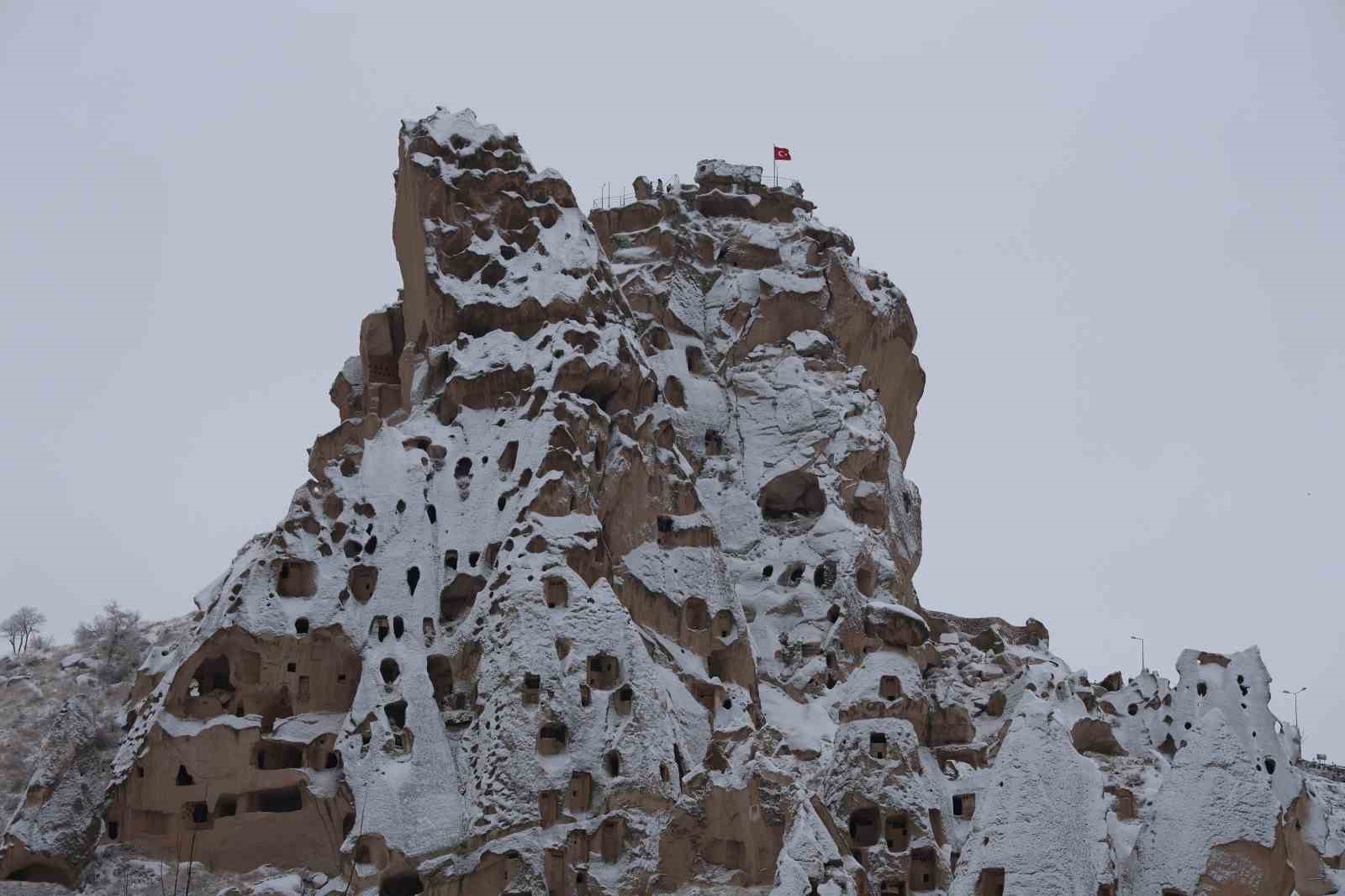 Karlı Kapadokya dron ile g&ouml;r&uuml;nt&uuml;lendi, kartpostallık g&ouml;r&uuml;nt&uuml;ler ortaya &ccedil;ıktı

