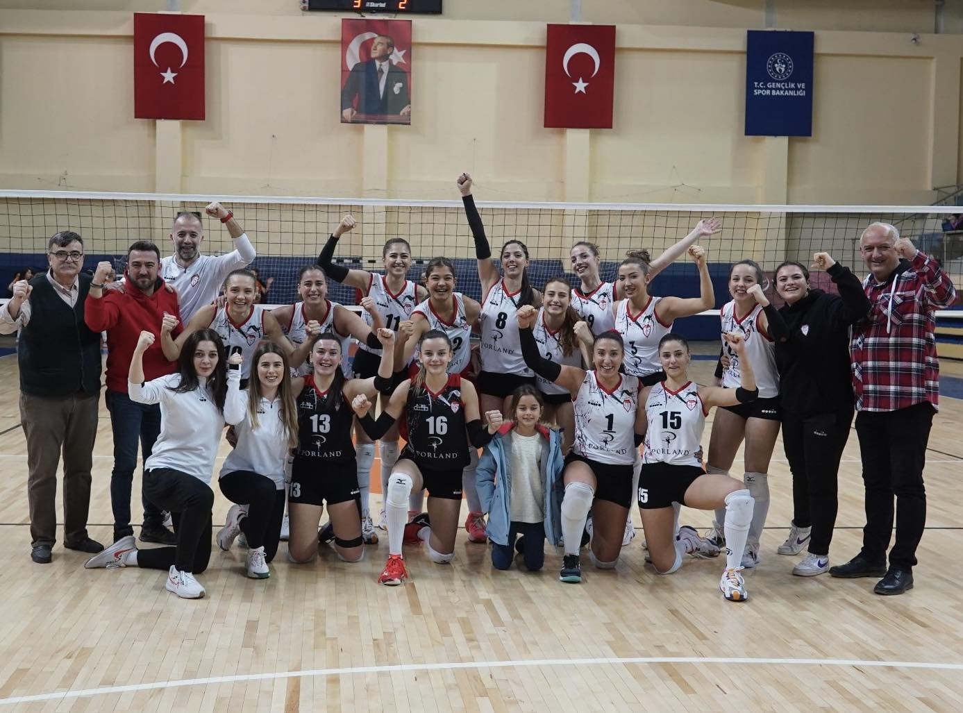 Bilecik Belediyesi Voleybol Spor Kulübü lideri evinde yendi