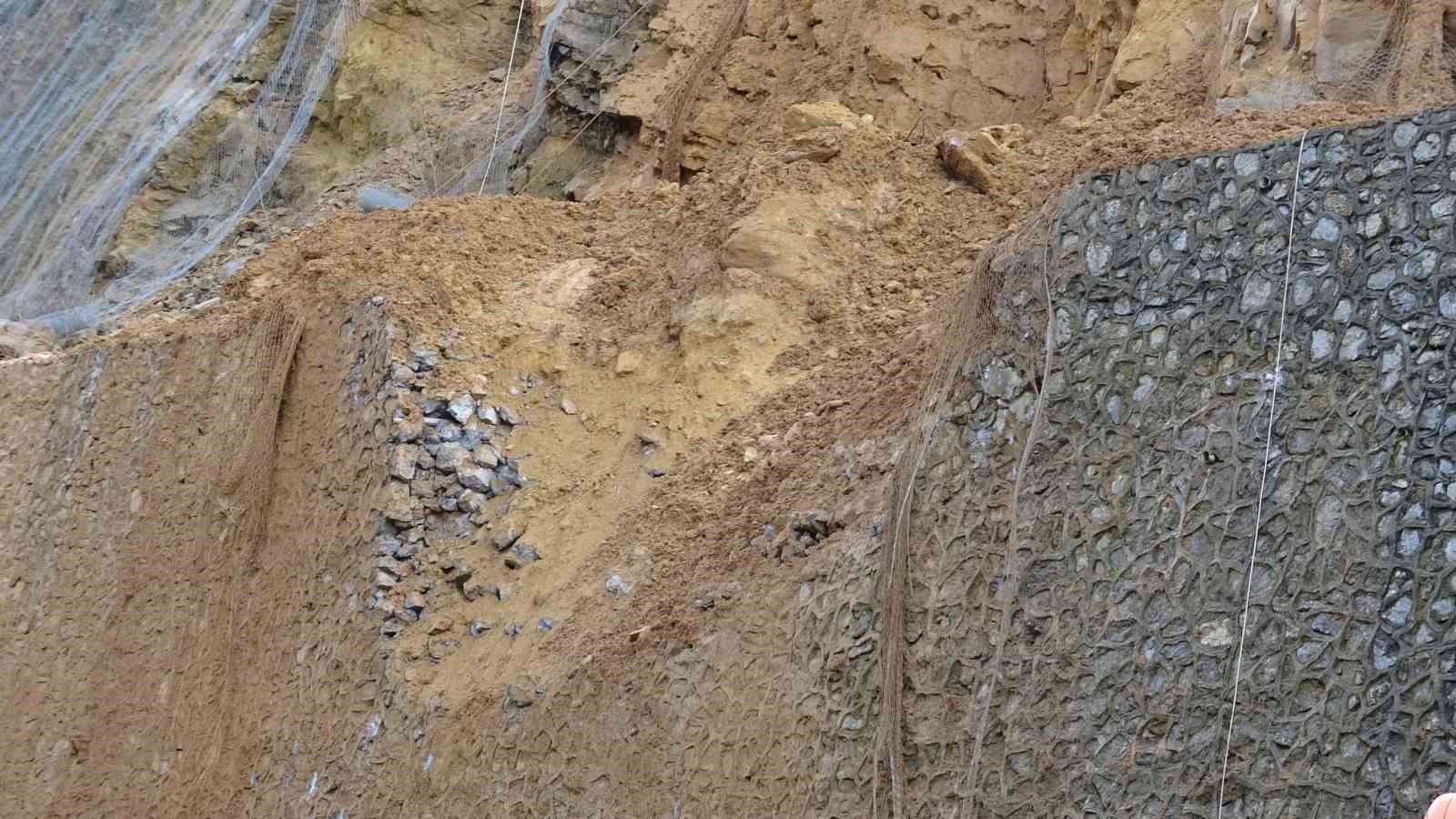 Zonguldak-Ankara kara yolundaki heyelan temizleme &ccedil;alışmaları havadan g&ouml;r&uuml;nt&uuml;lendi
