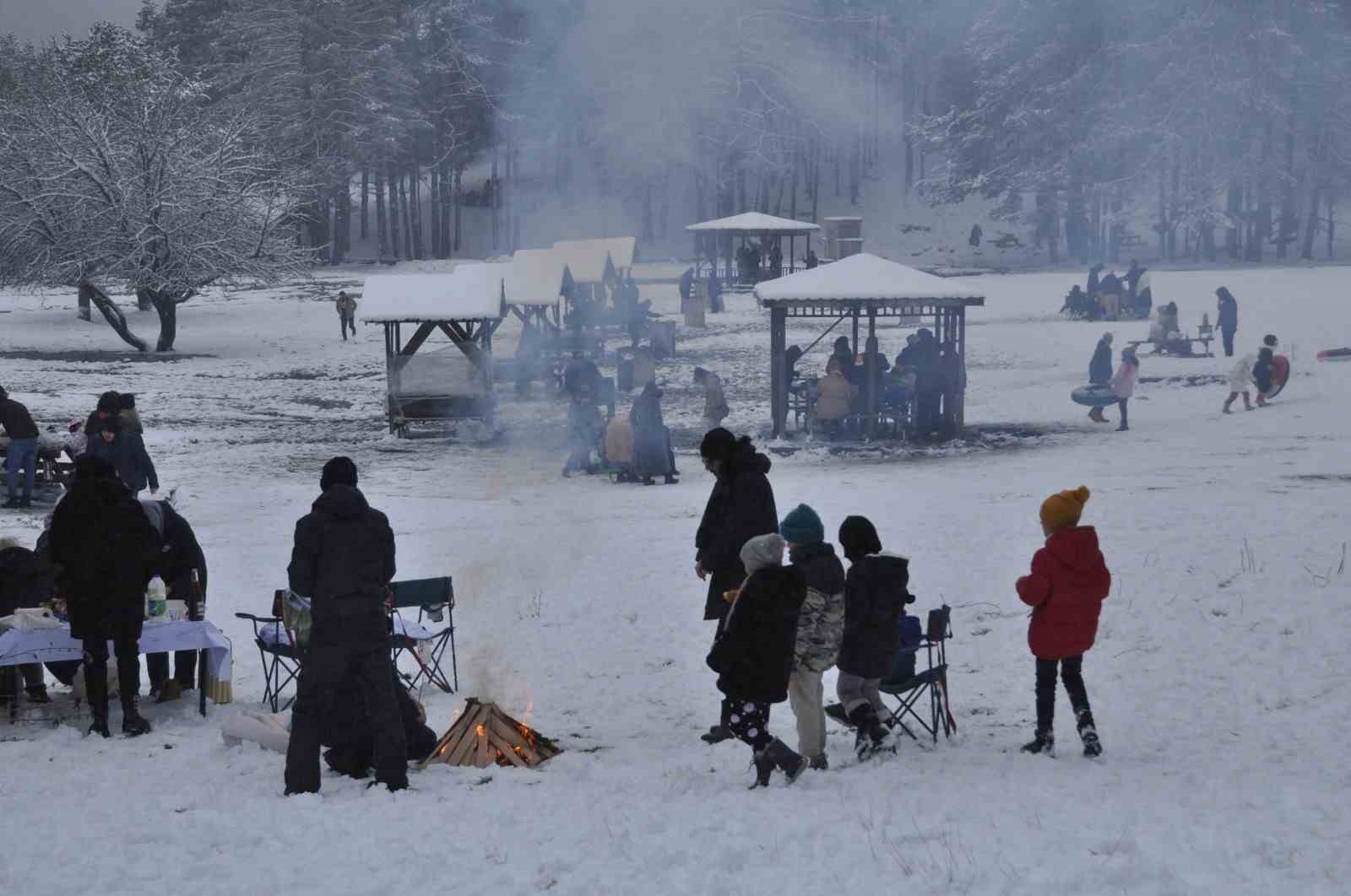 Tatilin keyfini kayarak çıkardılar: Şambrellerle doyasıya eğlendiler
