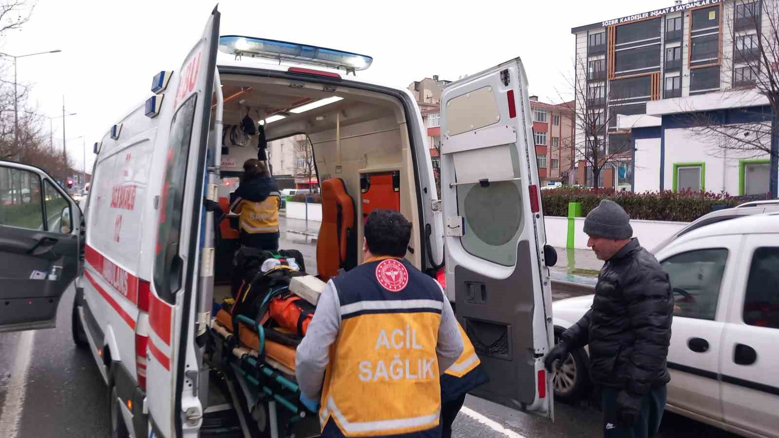 Alkoll&uuml; s&uuml;r&uuml;c&uuml;n&uuml;n yaya ge&ccedil;idindeki yayaya &ccedil;arptığı anlar kamerada
