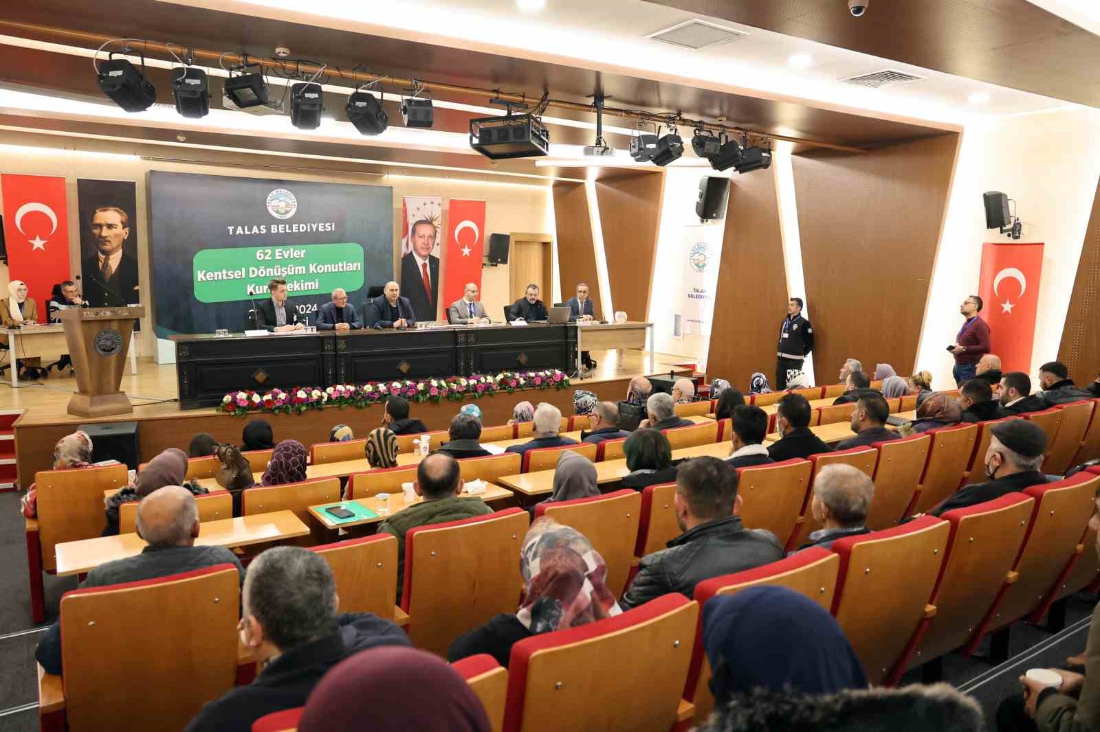 Talas&rsquo;ta kentsel d&ouml;n&uuml;ş&uuml;m evleri kura ile sahibini buldu
