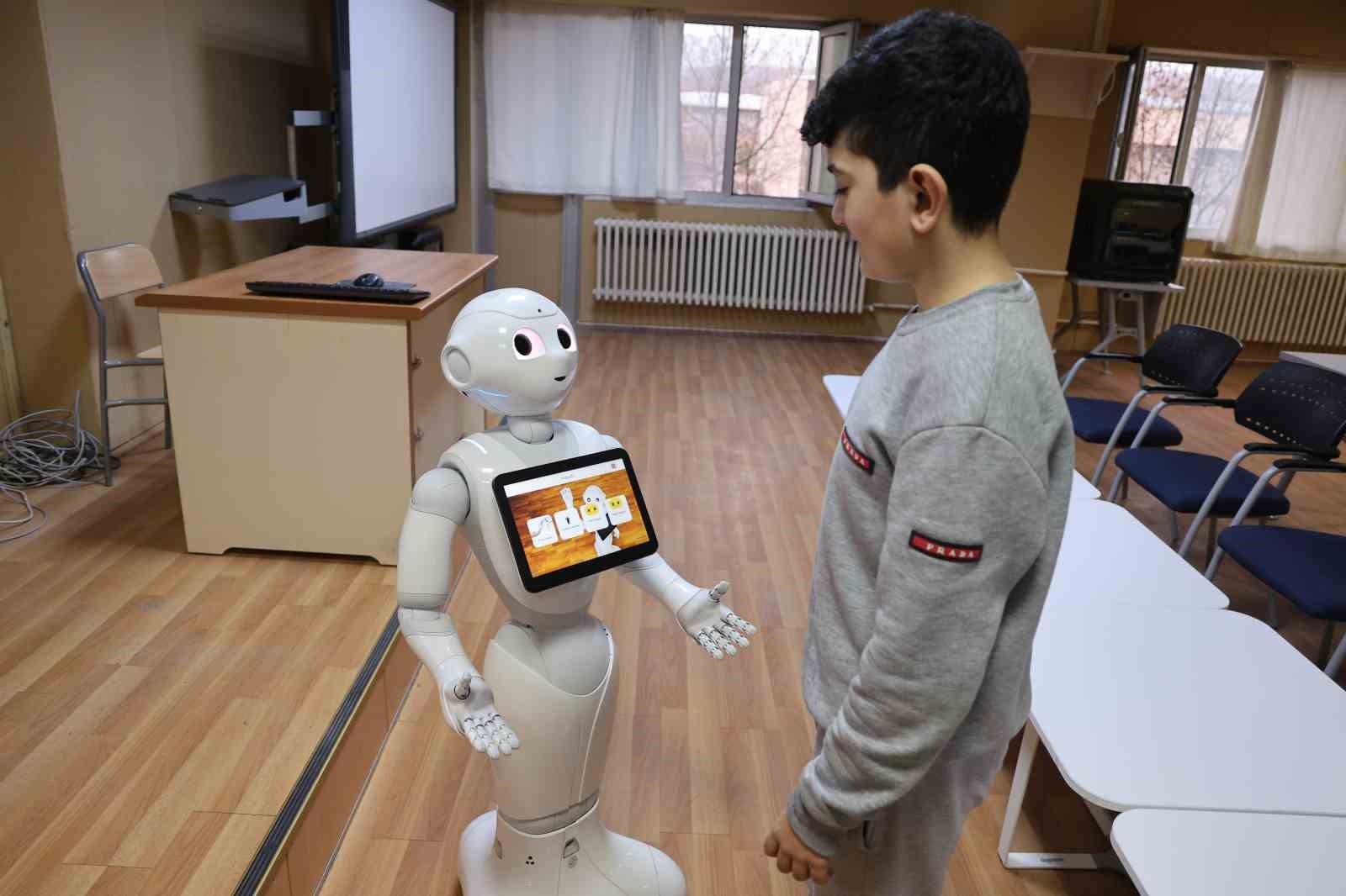 Otizmli çocuklar insansı robot ’Pepper’ ile öğrenecek