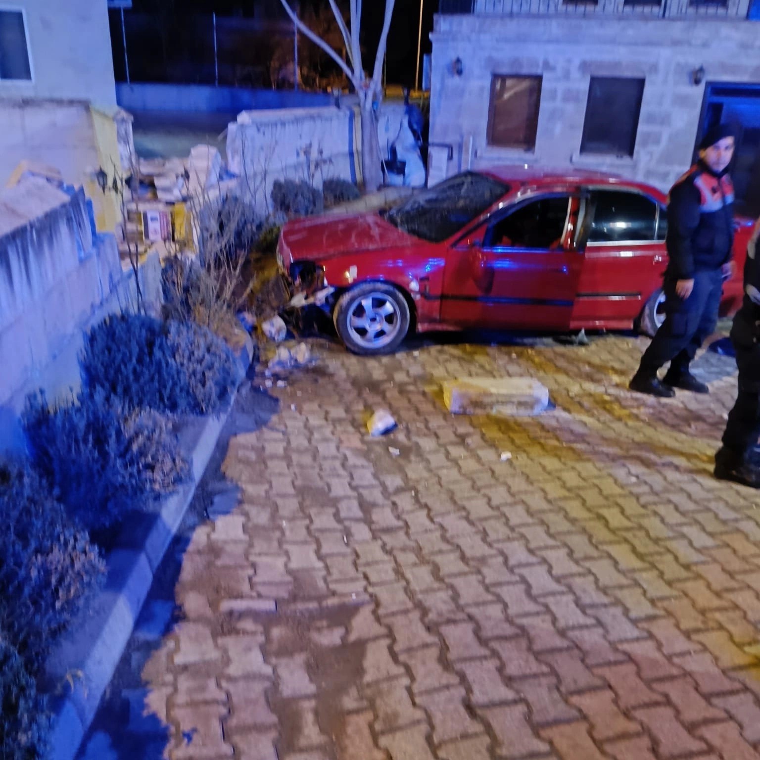 Kontrolden &ccedil;ıkan otomobil iş yerinin bah&ccedil;esine u&ccedil;tu
