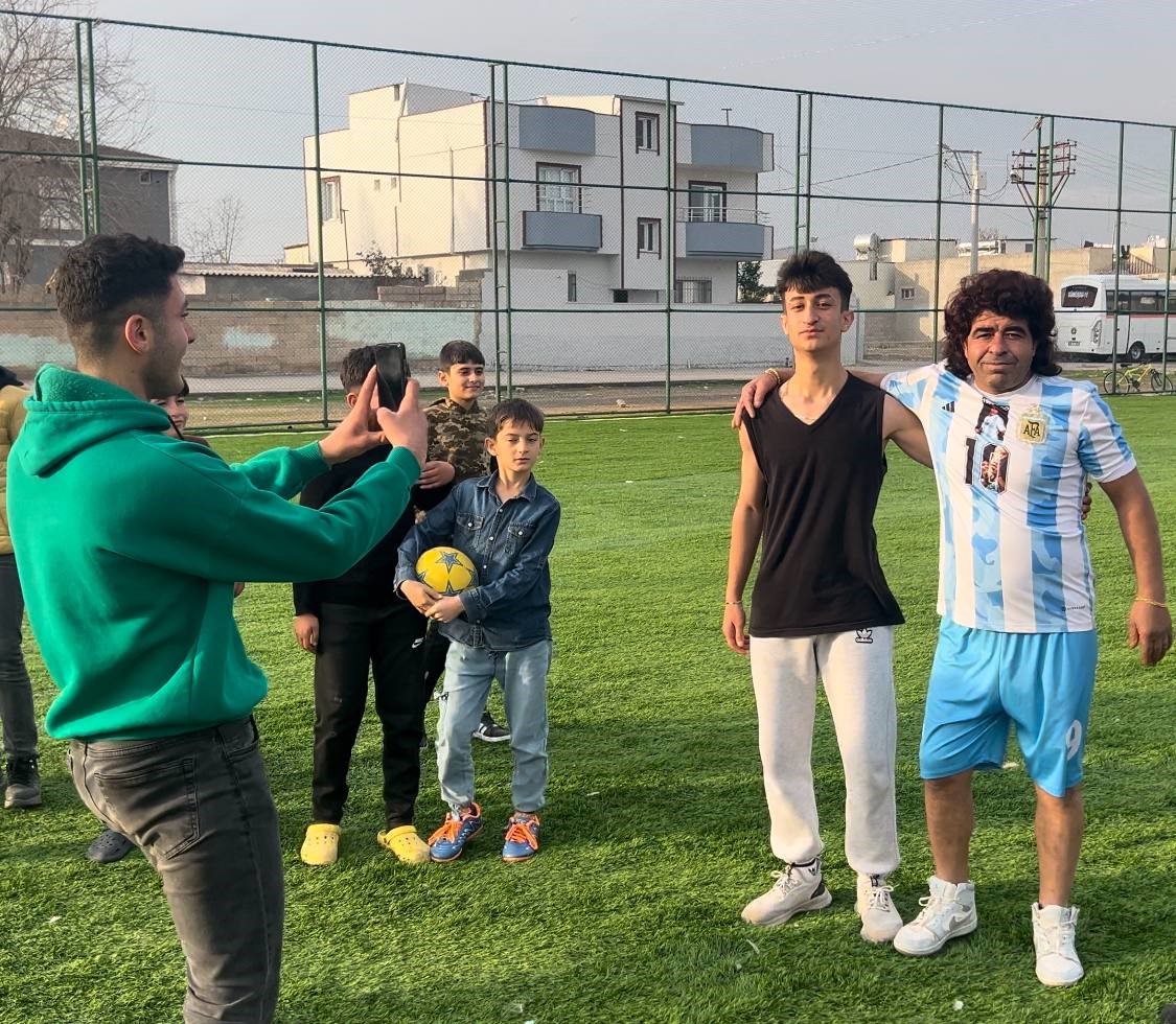 Maradona’ya benzerliği ile herkesi şaşırtıyor