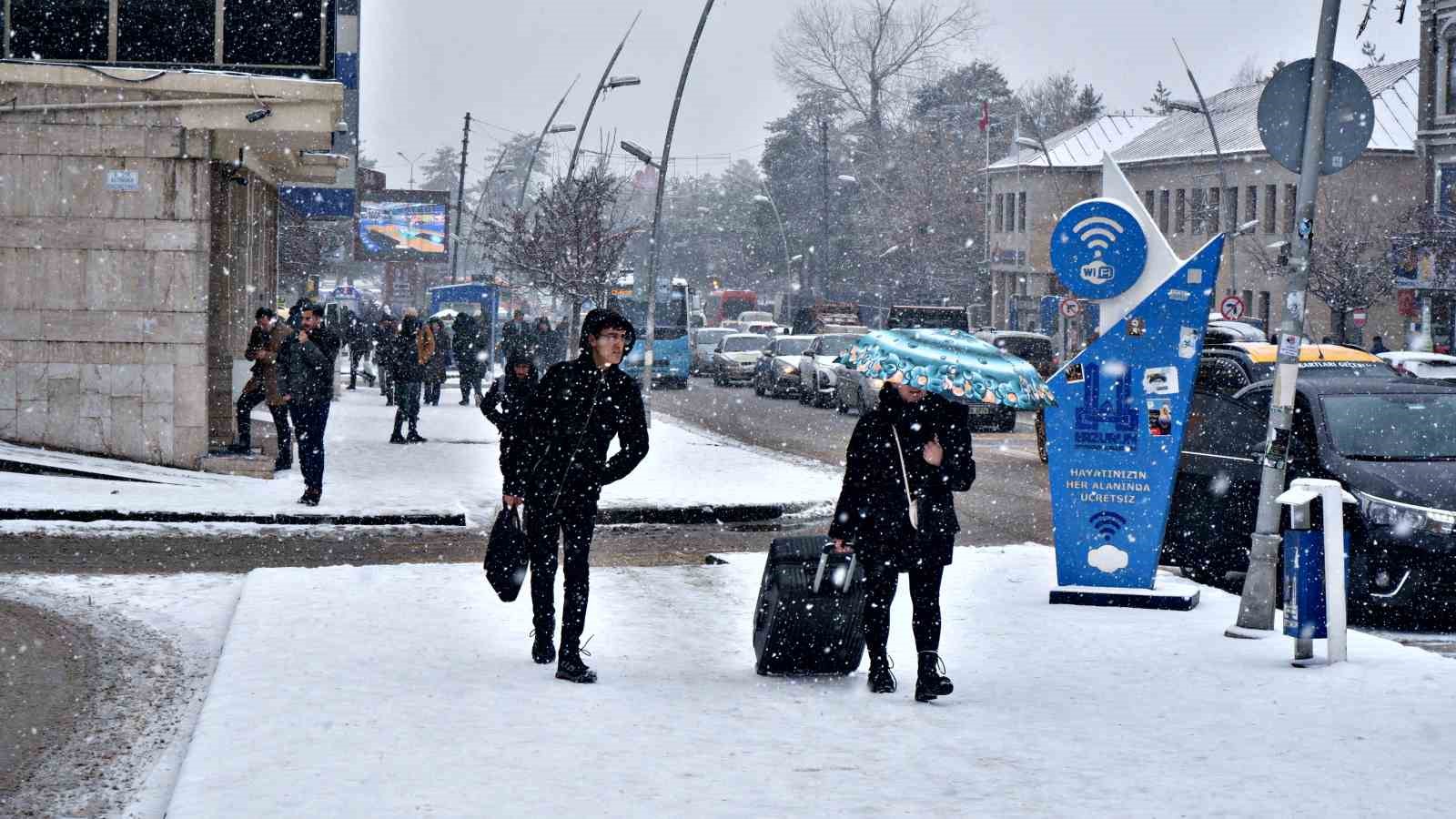 Erzurum’da kar yağışı etkili oluyor, 144 köy yolu kapalı
