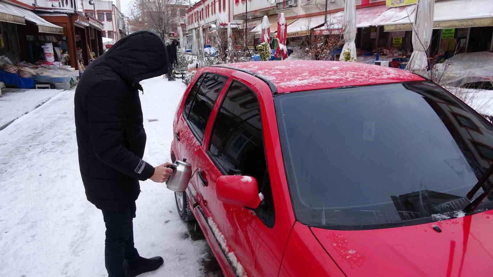 Soğuk hava nedeniyle araçların kapı kilitleri dondu
