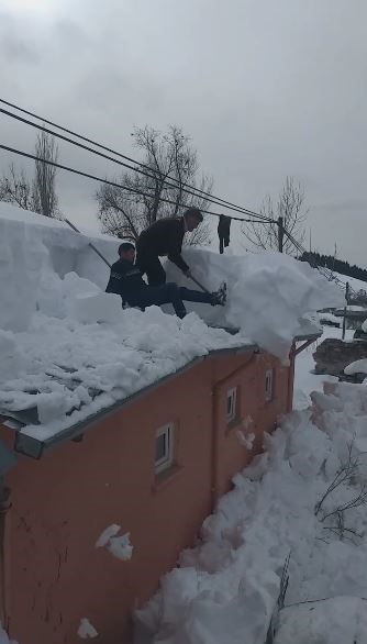 Çatıda biriken karları böyle temizlediler
