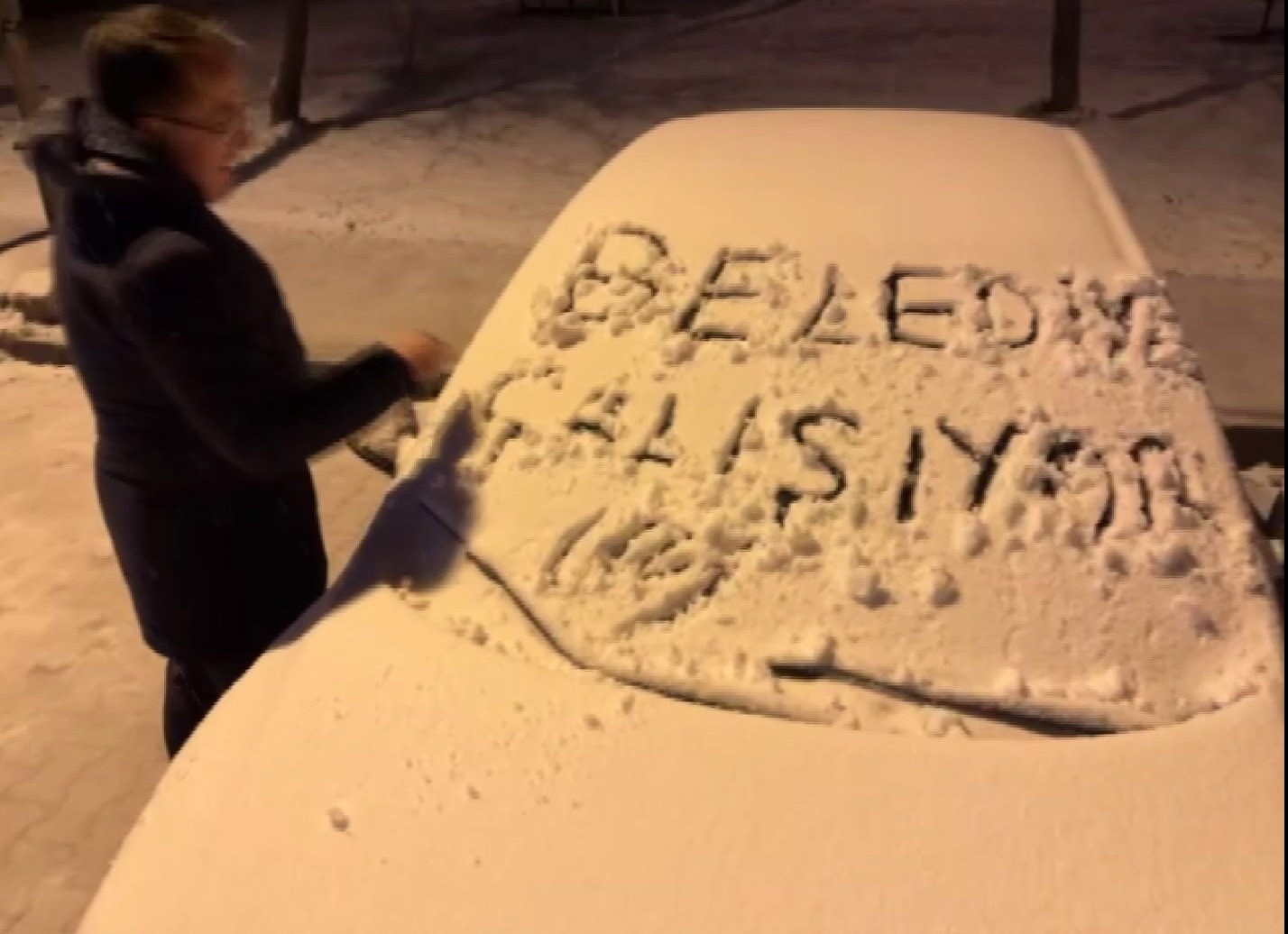 Nevşehir Belediye Başkanı ara&ccedil;ların kar temizliğini yaptı

