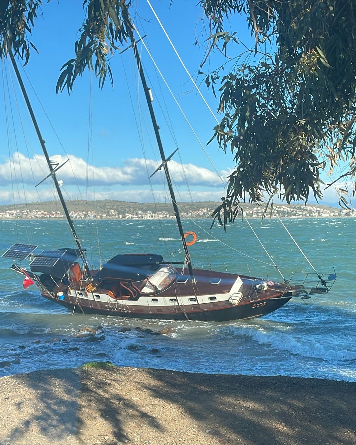 Ayvalık’ta saatte 80 kilometre hızla esen poyraz etkili oldu