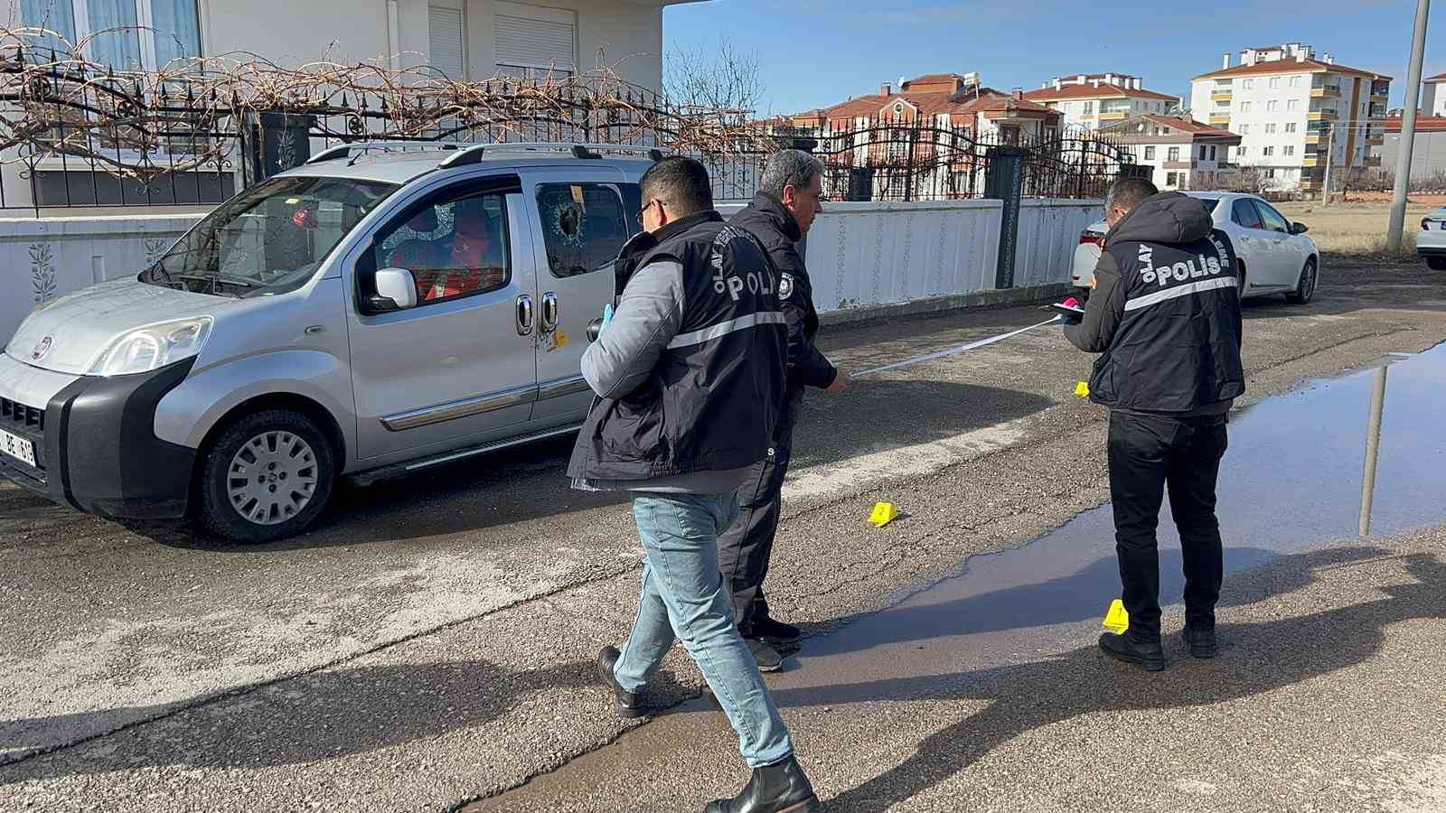 Aksaray’da park halindeki araca tüfekle ateş açıldı