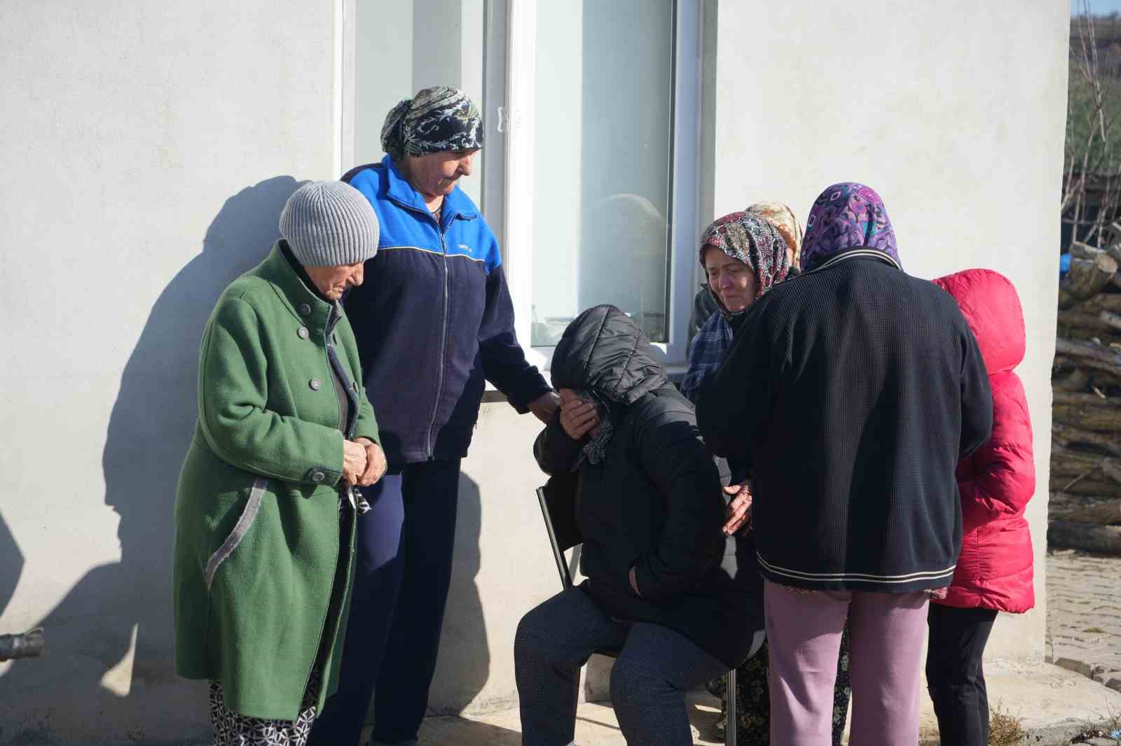 Ocakta unutulan s&uuml;t, evi k&uuml;l etti: Yaşlı kadın g&ouml;zyaşlarıyla evinin yanışını izledi
